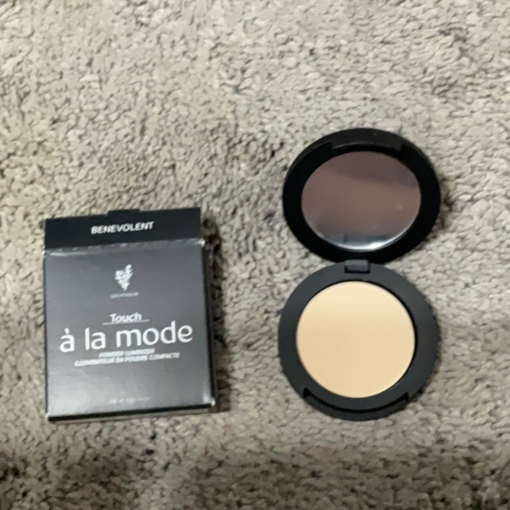 Benevolent Touch à la Mode Powder Foundation